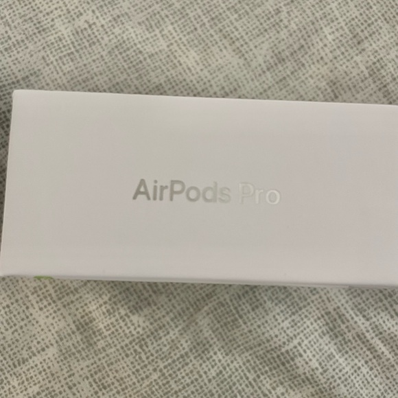Apple AirPods Pro 2nd Gen with MagSafe case and Active Noise Cancellation - Picture 4 of 8